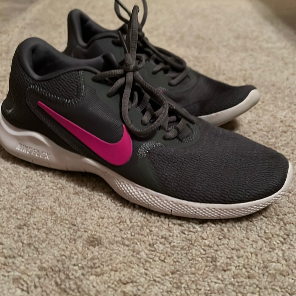 Women’s Nike size 7.5 shoes